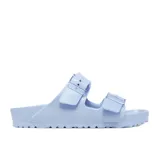 Sandalias de goma EVA color azul claro, modelo de dos tiras ajustables con hebillas.