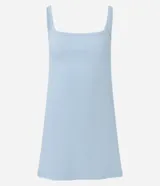 Vestido corto celeste de corte evasé confeccionado en rib acanalado, con escote cuadrado y tirantes finos.