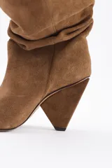 Botines dorados de cuero vacuno con punta fina y tacón aguja.