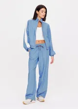 Pantalón de pierna ancha celeste con cintura elástica y cordón ajustable.