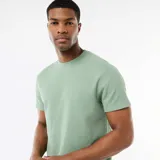 Camiseta de manga corta en tejido de nido de abeja color verde, con cuello redondo y corte estándar.
