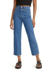 Jeans de corte recto y tiro muy alto, con largo al tobillo y ruedo deshilachado. Presentan un diseño clásico de cinco bolsillos con cierre de botones y costuras en contraste.