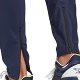 Pantalón deportivo Reebok de hombre, color azul marino, corte entallado, con cintura elástica ajustable con cordón y logo de la marca estampado en blanco en la pierna izquierda.