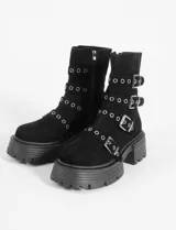 Botas cortas negras de cuero vegano con plataforma y múltiples hebillas.