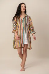 Vestido corto camisero con estampado de rayas multicolores, cuello camisero, mangas tres cuartos y cierre frontal de botones.