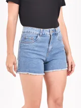 Short de jean azul claro, tiro alto, con roturas y terminación deshilachada en el ruedo.