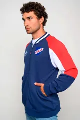 Campera bomber Umbro del Club Nacional de Football, color azul marino con diseño tricolor en las mangas con rojo y blanco, cuello tipo rib con rayas, y cierre frontal completo.