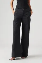 Pantalón de corte chino con diseño de pierna ancha y tiro medio. Presenta cierre frontal con botón y cremallera, trabillas para cinturón y bolsillos laterales.