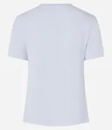 Blusa básica de manga corta y cuello en V, confeccionada en tejido de viscosa con elastano. Presenta un diseño liso y corte ajustado.