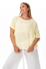 Blusa color manteca de corte holgado, con mangas cortas y cuello redondo. Confeccionada en viscosa.