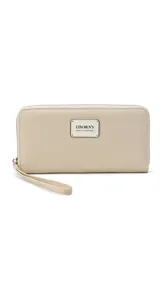 Billetera larga con cierre perimetral, confeccionada en material sintético con estampado botánico de flores silvestres sobre fondo claro. Cuenta con múltiples compartimentos internos para tarjetas, visor para documentos y un bolsillo interno con cierre. Incluye una correa de mano extraíble.