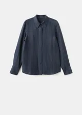 Camisa azul marino con diseño de rayas diplomáticas finas, cuello camisero clásico, mangas largas y cierre frontal con botones.