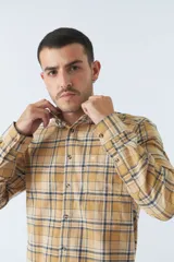 Camisa de hombre a cuadros color rosa, blanco y azul, de corte slim, manga larga, con bolsillo en el pecho y logo bordado.