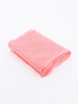 Bufanda tejida de punto acanalado color rosa.