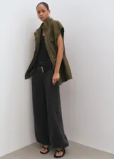 Pantalón largo estilo balloon de tiro medio, confeccionado en mezcla de lyocell y poliéster, con cintura elástica, bolsillos laterales y bajo con goma elástica.