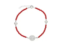 Pulsera de cuentas de cristal facetado color rojo, con dije redondo de San Benito en plata y dos perlas blancas ovaladas intercaladas. Cierre de mosquetón y cadena de alargue en plata.