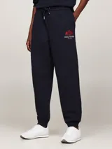 Pantalón de jogging azul marino, de corte cónico, con cintura elástica ajustable con cordón, bolsillos laterales y logo bordado en rojo.