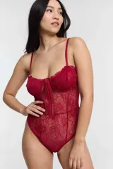 Body de encaje floral color rojo con breteles finos y cierre frontal con cremallera.