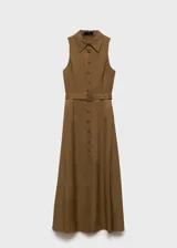 Vestido midi de diseño evasé en mezcla de lino y viscosa, color marrón. Presenta cuello camisero, cierre frontal con botones y cinturón ajustable con hebilla a juego.