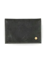 Tarjetero verde oliva de cuero vacuno con aplique metálico con logo de marca.