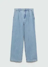 Pantalón de jean de tiro medio con diseño recto y detalle de pinzas en la cintura. Cuenta con cierre de cremallera y botón, trabillas y bolsillos traseros.