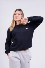 Buzo negro de algodón de corte clásico con cuello redondo y mangas largas. Tiene un pequeño logo bordado en el pecho.