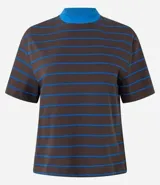 Remera de mangas cortas, confeccionada en malhão, con cuello redondo azul contrastante y rayas horizontales rojas y blancas.