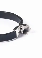 Pulsera de goma negra con apliques de acero inoxidable con diseño de corona tribal.