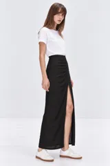 Falda midi de viscosa color beige con tajo frontal, tiro alto y diseño evasé.