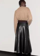 Jersey de punto medio color tostado, de corte recto, con cuello redondo y mangas largas con ribetes en canalé.