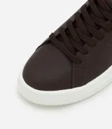 Championes casuales de hombre marca Viko, confeccionados en poliuretano color blanco con suela bold y cierre mediante cordones.