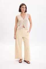 Pantalón casual de corte ancho, color amarillo claro, con cintura alta y detalle de lazo.