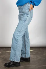 Jean de tiro alto confeccionado en denim de algodón, con diseño de piernas amplias y rectas, cuatro bolsillos, cierre de botón y detalles de ribetes al frente.