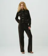 Pantalón de jean marrón con acabado aterciopelado, de corte recto y cintura alta, con bolsillos y pespuntes contrastantes.