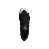 Championes Adidas modelo Nizza, de diseño clásico con capellada de lona negra, las icónicas tres tiras laterales en blanco y puntera de goma reforzada.