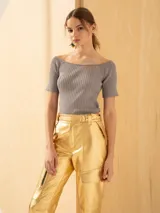 Top gris de manga corta confeccionado en tejido de punto morley elastizado. Presenta escote bote con hombros descubiertos.