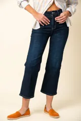 Pantalón jean azul oscuro, de corte wide leg y tiro alto.