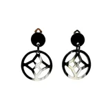 Aros colgantes con base circular negra y dije circular calado de asta blanca y negra.