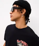 Remera negra de algodón con cuello redondo, manga corta y gran estampa en la espalda con diseño de Foo Fighters en tonos rojos y blancos.