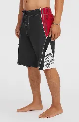 Short de baño tipo boardshort O'Neill modelo Superfreak Y2k, en combinación de colores negro, rojo y blanco, con diseño geométrico y cordón de ajuste en la cintura.