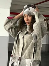 Tapado largo color beige con estampado de geishas, cuello tipo camisa con volados de tul negro, mangas 3/4 amplias y bolsillos laterales.