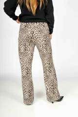 Pantalón largo de vestir con estampado animal print en tonos beige y negro. Corte recto, tiro alto y bolsillos laterales.