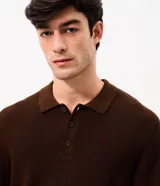 Suéter de punto texturizado color beige, con cuello polo abotonado y manga larga, de la marca Marfinno.