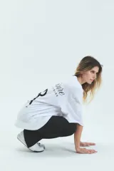Remerón blanco de jersey de algodón con cuello redondo y mangas cortas. Estampa en delantero y espalda con la palabra 'Athleisure' y el logo de la marca.