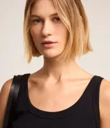 Blusa musculosa de ribana color blanco, con escote en U.