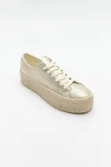 Zapatillas metalizadas con plataforma recta de yute de 4,5cm de altura.
