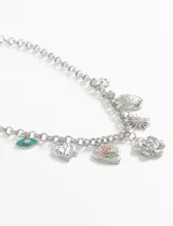 Collar de cadena plateada con múltiples dijes colgantes: un ojo turco, un corazón con esfera de reloj, un corazón con una rosa, una rosa, un sol y un dije ovalado.