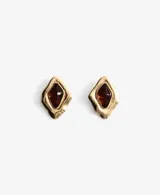 Aros de diseño irregular en tono dorado, con aplique de resina roja en el centro y cierre metálico a presión.