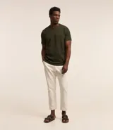 Remera de manga corta y cuello redondo, confeccionada en tejido de media malla con textura vertical. Presenta un diseño minimalista y ligero, ideal para un uso versátil y cómodo.