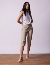 Bermuda color beige en gabardina elastizada, marca Ruby Rd. Con pretina ancha elastizada, bolsillos delanteros simulados y bolsillos traseros aplicados.